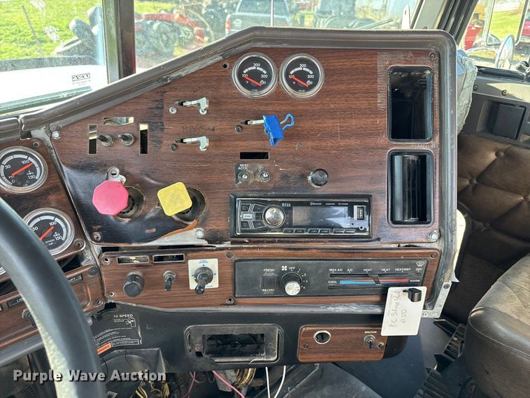 image for item FB3581 2006 Freightliner Classic semi truck