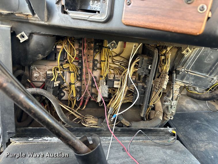 image for item FB3581 2006 Freightliner Classic semi truck