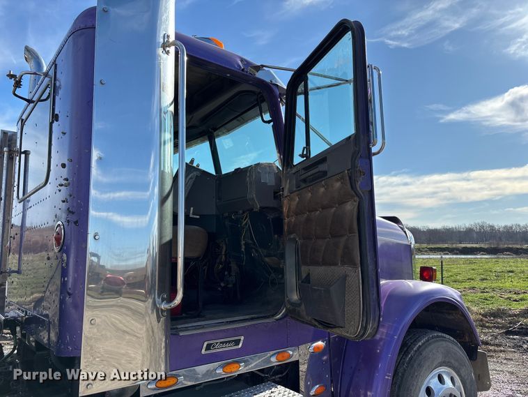 image for item FB3581 2006 Freightliner Classic semi truck