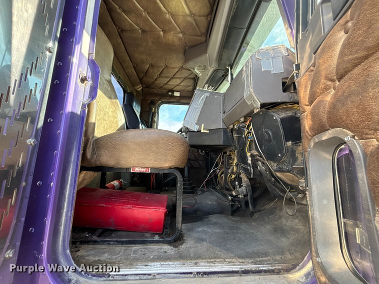 image for item FB3581 2006 Freightliner Classic semi truck