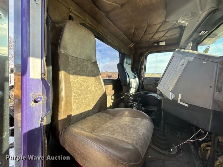 image for item FB3581 2006 Freightliner Classic semi truck