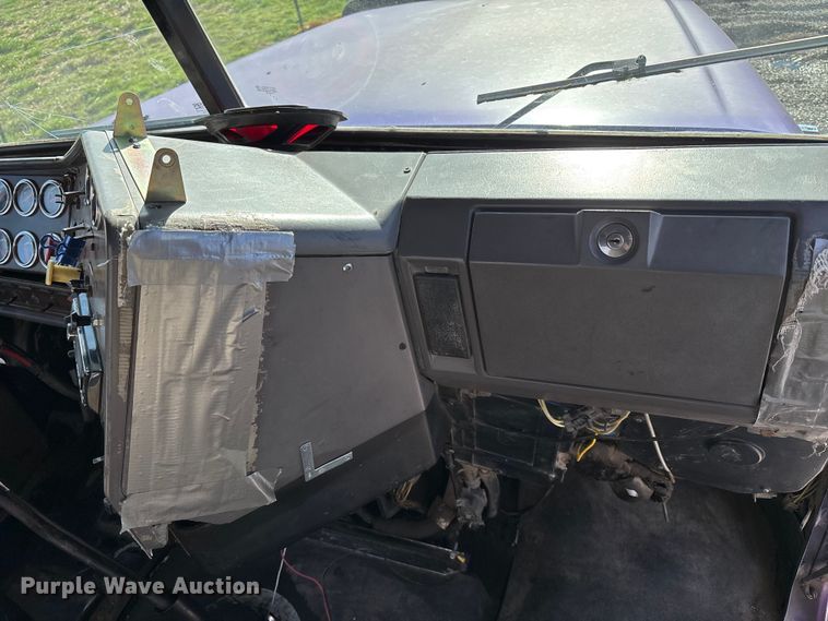 image for item FB3581 2006 Freightliner Classic semi truck