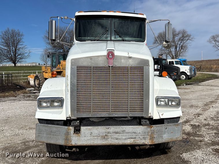 image for item FB3582 2003 Kenworth T800 semi truck