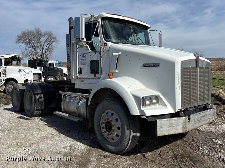 image for item FB3582 2003 Kenworth T800 semi truck