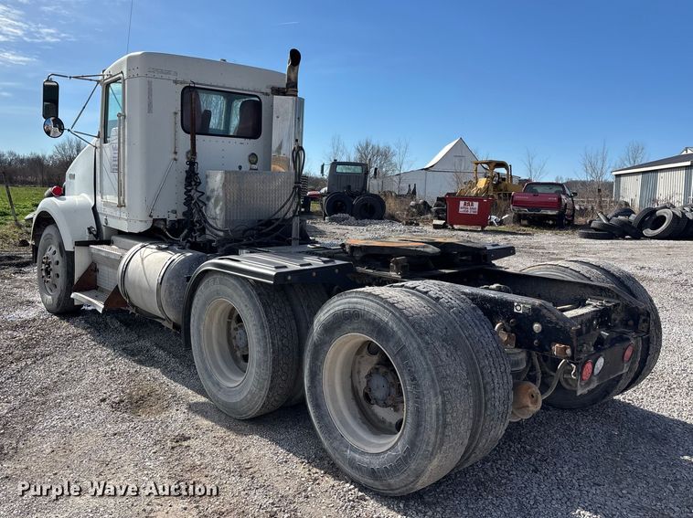 image for item FB3582 2003 Kenworth T800 semi truck
