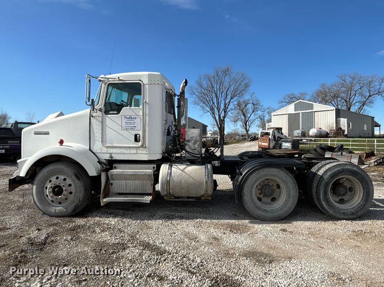 image for item FB3582 2003 Kenworth T800 semi truck