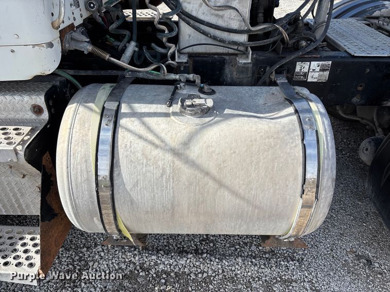 image for item FB3582 2003 Kenworth T800 semi truck