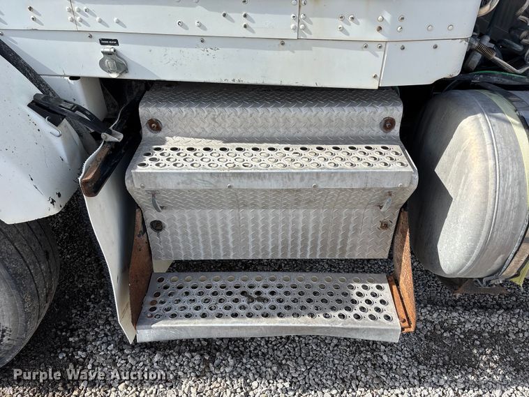 image for item FB3582 2003 Kenworth T800 semi truck