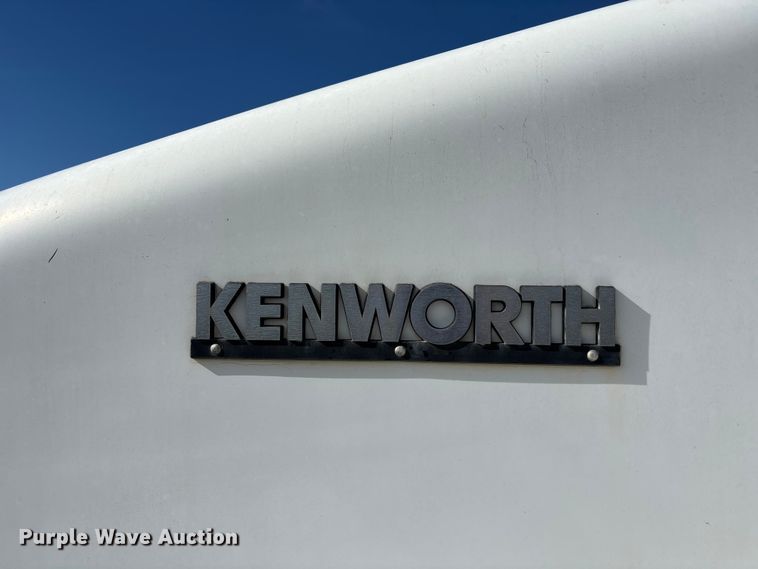 image for item FB3582 2003 Kenworth T800 semi truck