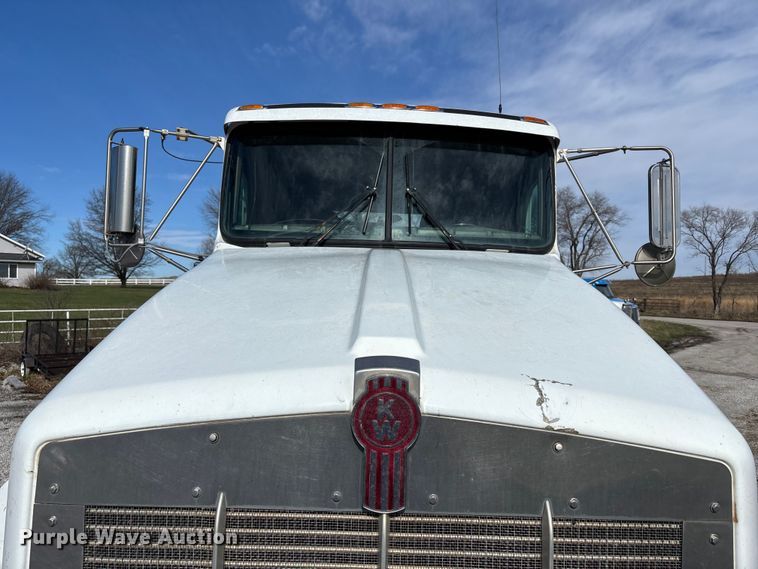image for item FB3582 2003 Kenworth T800 semi truck