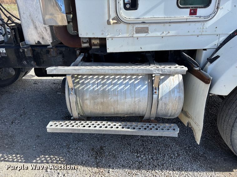 image for item FB3582 2003 Kenworth T800 semi truck