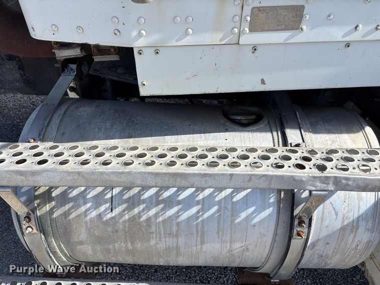 image for item FB3582 2003 Kenworth T800 semi truck