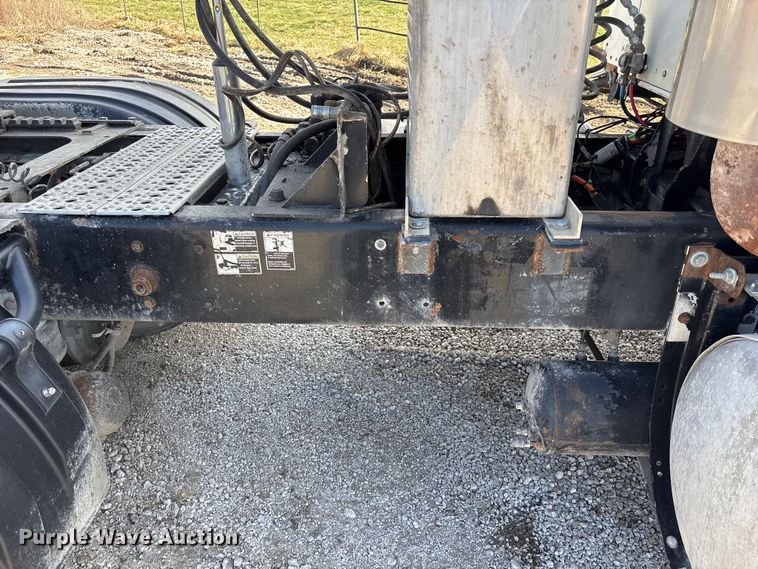 image for item FB3582 2003 Kenworth T800 semi truck