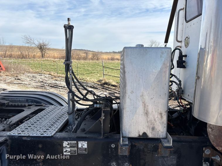 image for item FB3582 2003 Kenworth T800 semi truck