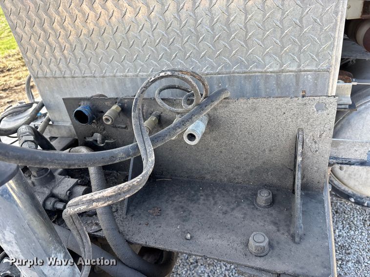 image for item FB3582 2003 Kenworth T800 semi truck