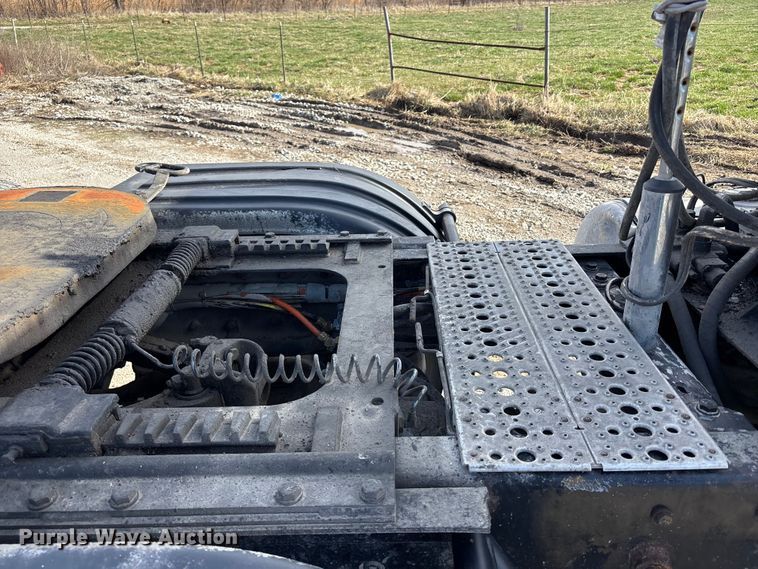 image for item FB3582 2003 Kenworth T800 semi truck