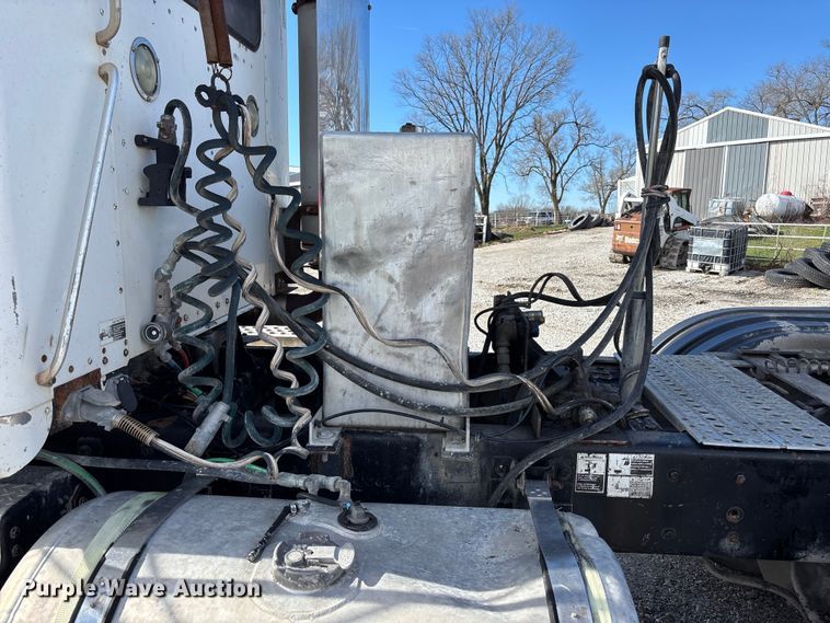 image for item FB3582 2003 Kenworth T800 semi truck