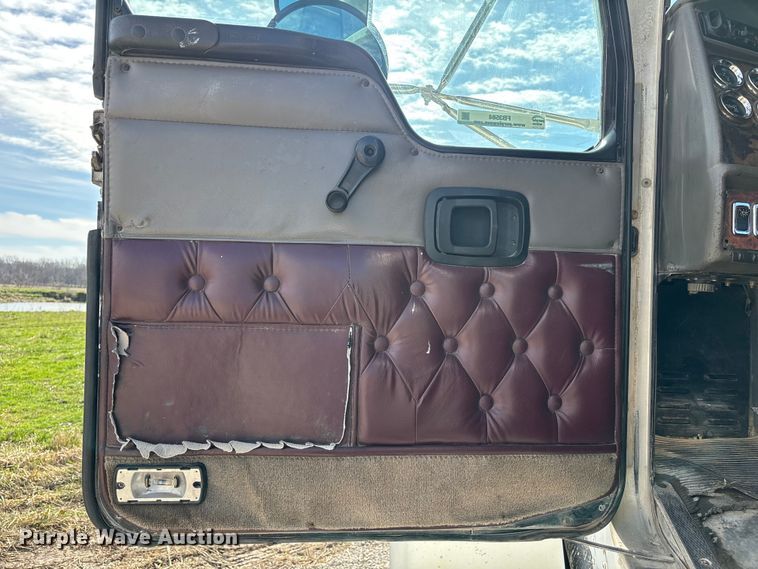 image for item FB3582 2003 Kenworth T800 semi truck