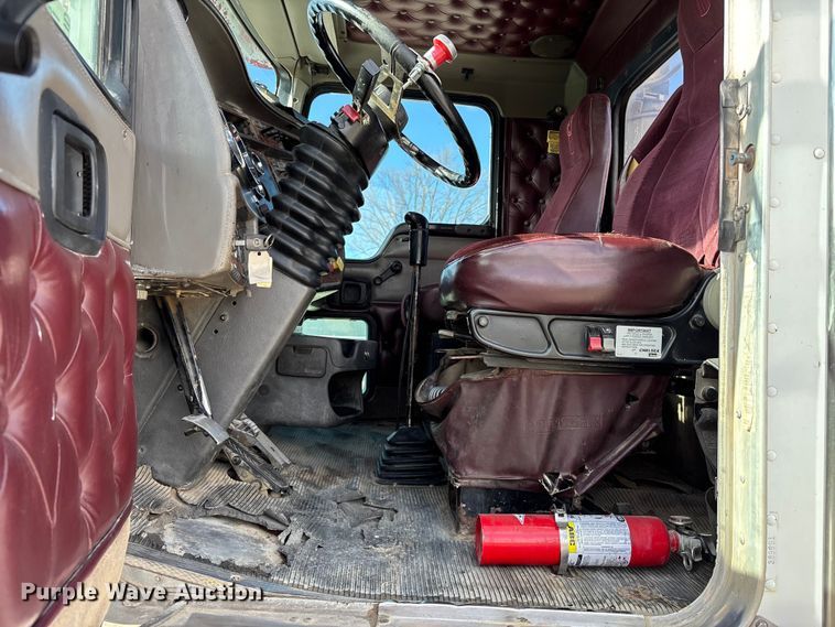 image for item FB3582 2003 Kenworth T800 semi truck