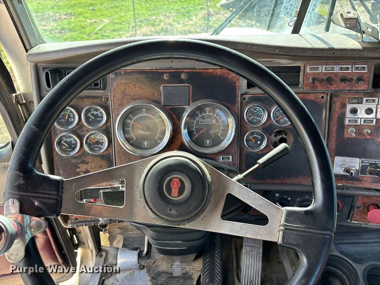 image for item FB3582 2003 Kenworth T800 semi truck