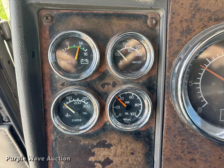 image for item FB3582 2003 Kenworth T800 semi truck