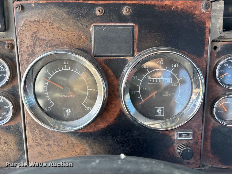 image for item FB3582 2003 Kenworth T800 semi truck