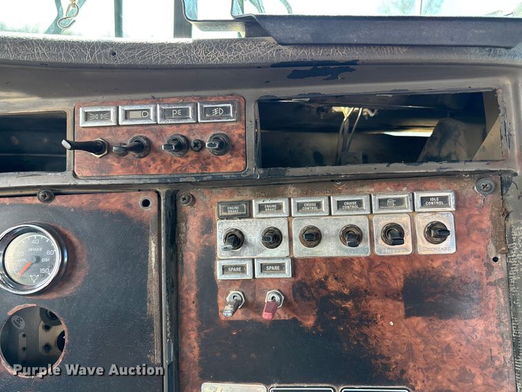 image for item FB3582 2003 Kenworth T800 semi truck