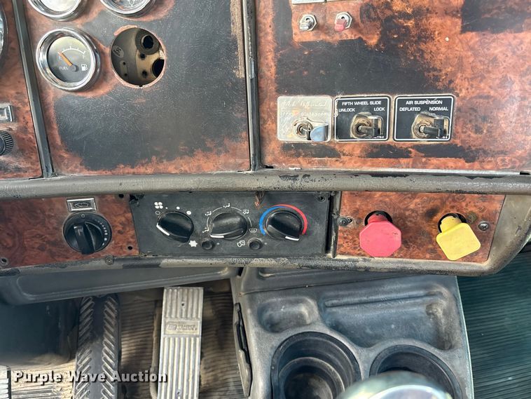 image for item FB3582 2003 Kenworth T800 semi truck