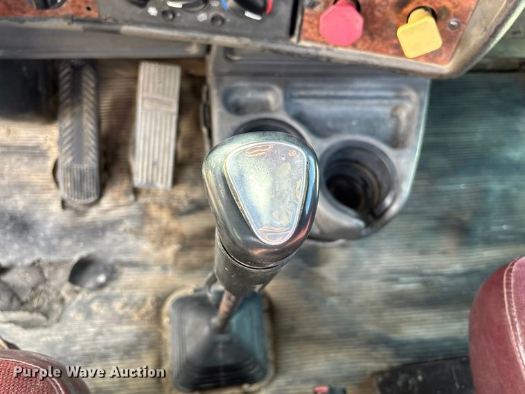 image for item FB3582 2003 Kenworth T800 semi truck