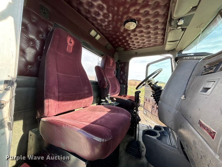 image for item FB3582 2003 Kenworth T800 semi truck