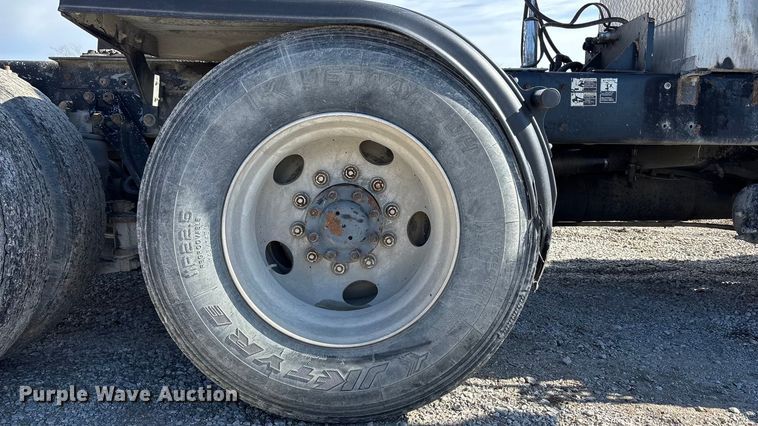 image for item FB3582 2003 Kenworth T800 semi truck