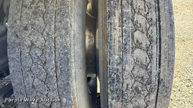 image for item FB3582 2003 Kenworth T800 semi truck