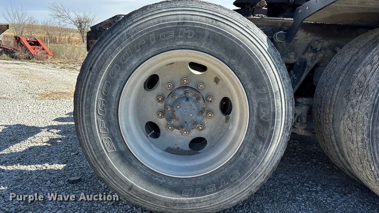 image for item FB3582 2003 Kenworth T800 semi truck