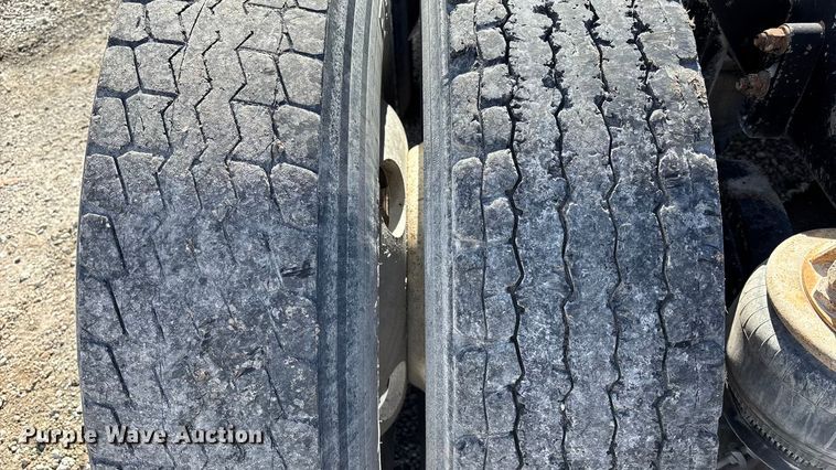 image for item FB3582 2003 Kenworth T800 semi truck