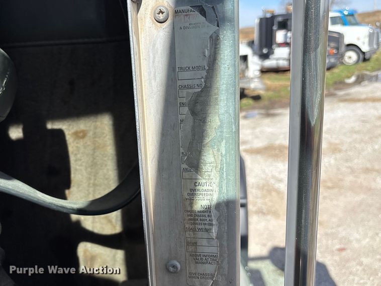 image for item FB3582 2003 Kenworth T800 semi truck