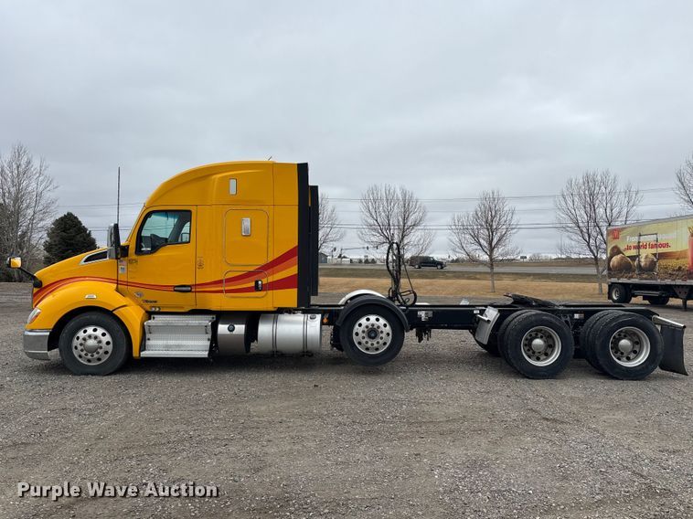 image for item FB5500 2020 Kenworth T680 semi truck