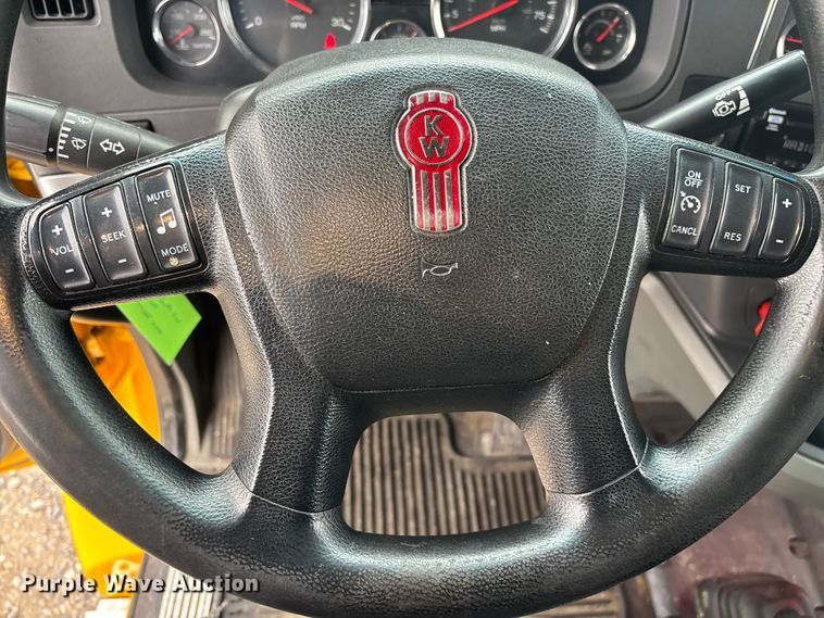 image for item FB5500 2020 Kenworth T680 semi truck