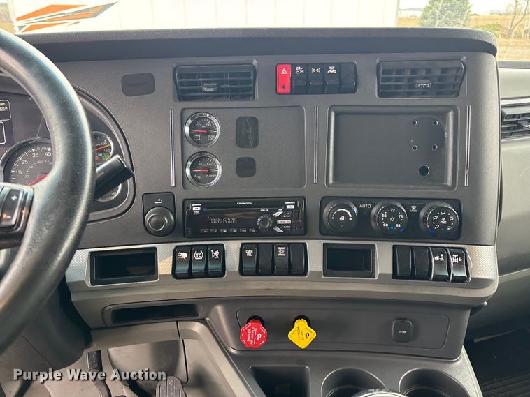 image for item FB5500 2020 Kenworth T680 semi truck