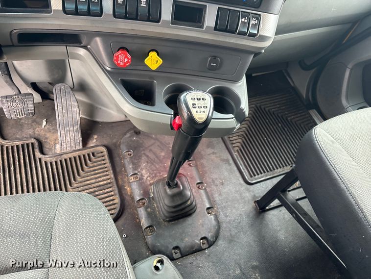 image for item FB5500 2020 Kenworth T680 semi truck