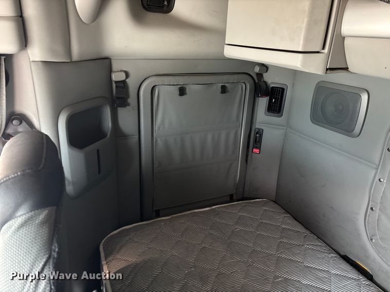 image for item FB5500 2020 Kenworth T680 semi truck