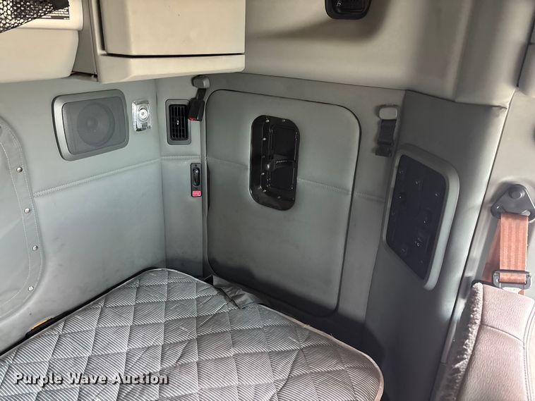 image for item FB5500 2020 Kenworth T680 semi truck