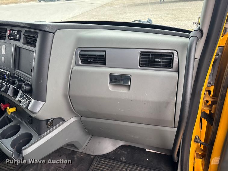 image for item FB5500 2020 Kenworth T680 semi truck