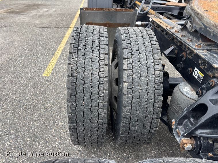 image for item FB5500 2020 Kenworth T680 semi truck