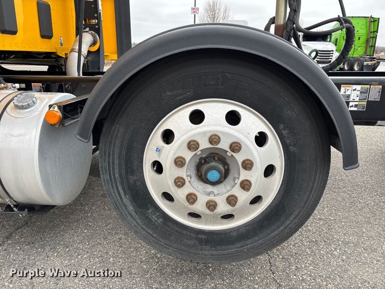 image for item FB5500 2020 Kenworth T680 semi truck