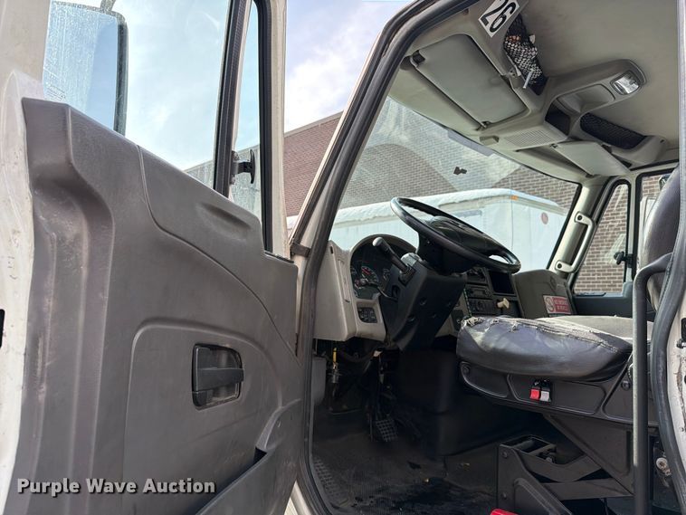 image for item FB7966 2013 International 4300 box truck