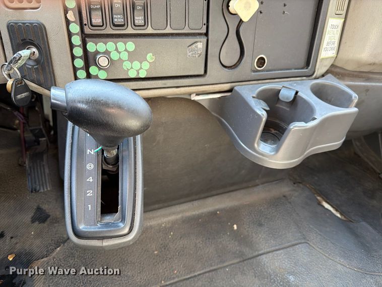 image for item FB7966 2013 International 4300 box truck