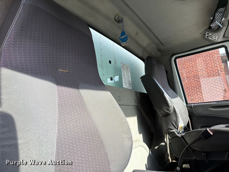 image for item FB7966 2013 International 4300 box truck