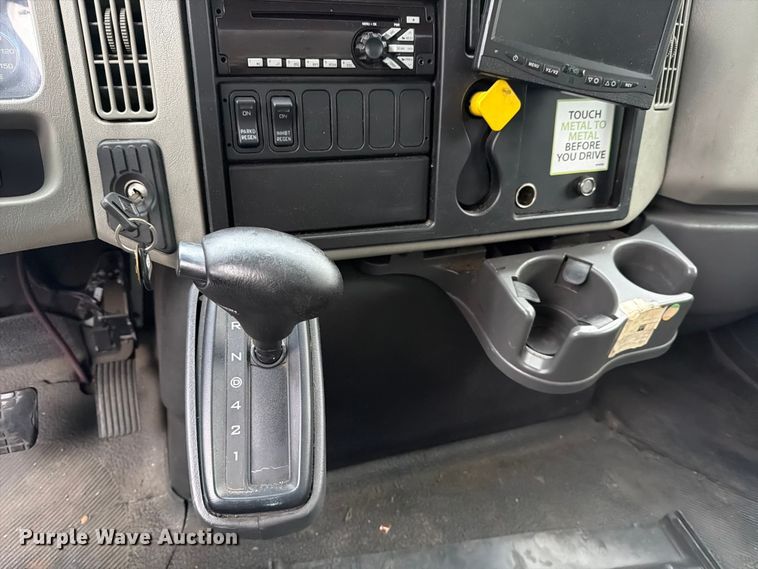 image for item FB7968 2015 International 4300 box truck