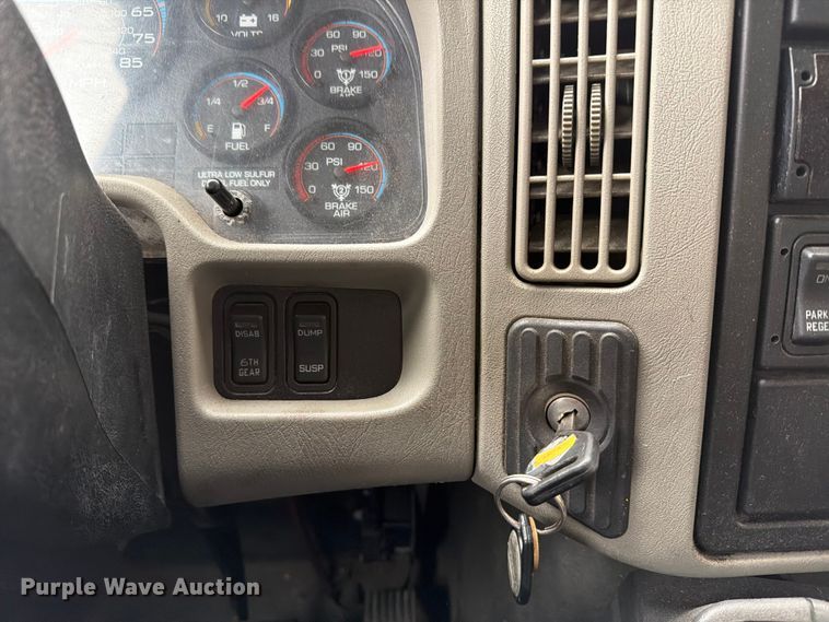 image for item FB7972 2015 International 4300 box truck