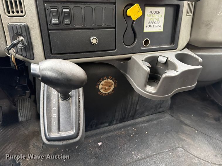 image for item FB7972 2015 International 4300 box truck